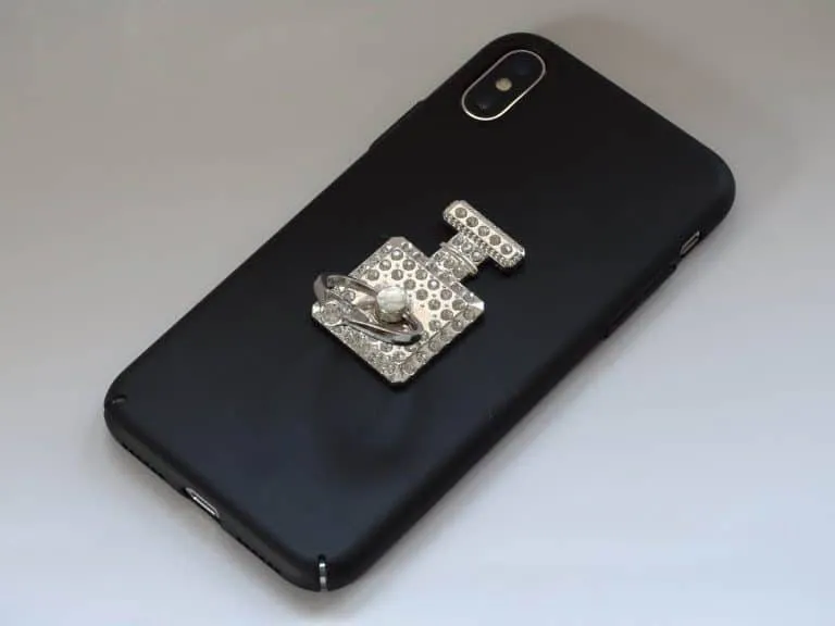 Eine schwarze Handyhülle mit einer Smartphone-Ringhalterung darauf.