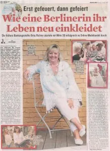 Auf der Titelseite einer Zeitung sitzt Brita Richter auf einem Stuhl.