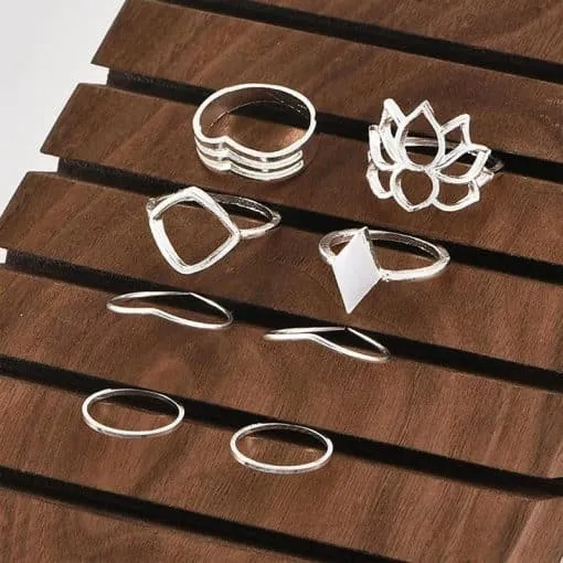 Ein Ringset auf einer Holzoberfläche.