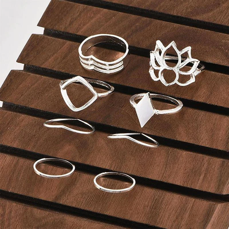 Ein Ringset auf einer Holzoberfläche.