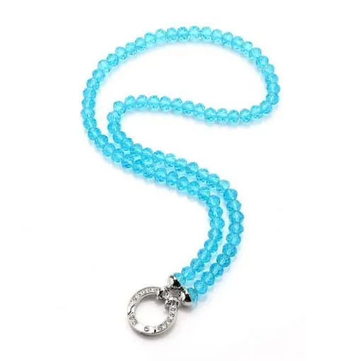 Entdecke deinen Style: Trage diese blaue Perlenkette mit silbernem, kristallbesetztem Rundanhänger als absoluten Hingucker!.
