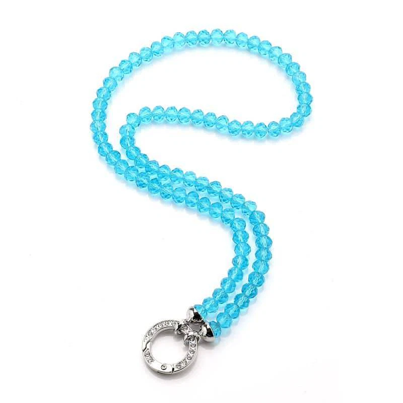 Entdecke deinen Style: Trage diese blaue Perlenkette mit silbernem, kristallbesetztem Rundanhänger als absoluten Hingucker!.