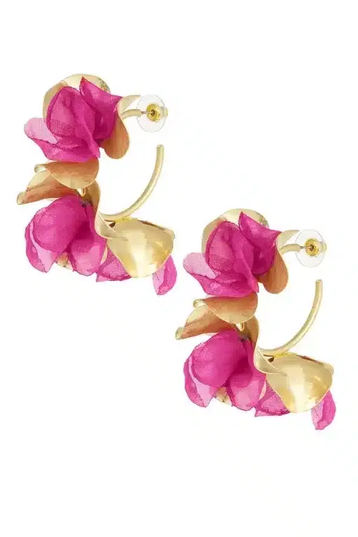 Die Herbstblumen-Ohrstecker sind goldene Creolen, die mit leuchtend rosa Stoffblumen verziert sind, die an Herbstblüten erinnern. Dieses einzigartige Design zeigt zwei rosa Blumen an jedem Ring und sorgt so für ein dekoratives und stilvolles Aussehen. An der Oberseite jedes Ohrrings sind transparente Verschlüsse zur Befestigung sichtbar.