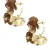 Die Creolenohrringe „Herbstblumen“ zeichnen sich durch eine glänzende, geschwungene goldfarbene Metallstruktur, komplizierte Herbstblumendesigns mit weichen, braunen Stoffblütenblättern und transparente, runde Rückseiten aus.