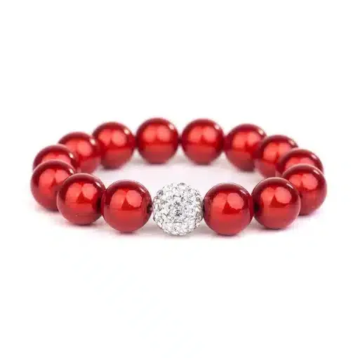 Wir präsentieren das Magic Beads Ina Armband: ein einfaches und doch elegantes Armband mit gleichmäßig runden, glänzenden roten Perlen und einer einzelnen zentralen Perle, die mit kleinen, klaren Kristallen verziert ist, was sie zu einem wunderschönen Blickfang macht.