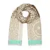 Der Fashion Smile Schal ist ein schickes beige-braunes Accessoire mit Leopardenmuster und Smiley-Motiven, das jedem Outfit Flair verleiht. Die Worte „SMILE SMILE“ werden geschickt auf hellen Bändern wiederholt, während türkisfarbene Verzierungen die Ränder betonen, was ihn zu einem unverzichtbaren Modeaccessoire macht.