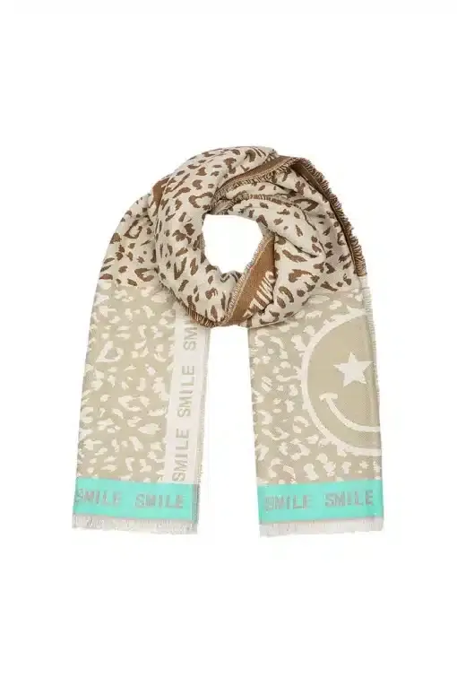 Der Fashion Smile Schal ist ein schickes beige-braunes Accessoire mit Leopardenmuster und Smiley-Motiven, das jedem Outfit Flair verleiht. Die Worte „SMILE SMILE“ werden geschickt auf hellen Bändern wiederholt, während türkisfarbene Verzierungen die Ränder betonen, was ihn zu einem unverzichtbaren Modeaccessoire macht.