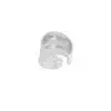 Ein silberner Ring mit offenem Ende und geschwungenem, geschichtetem Design.