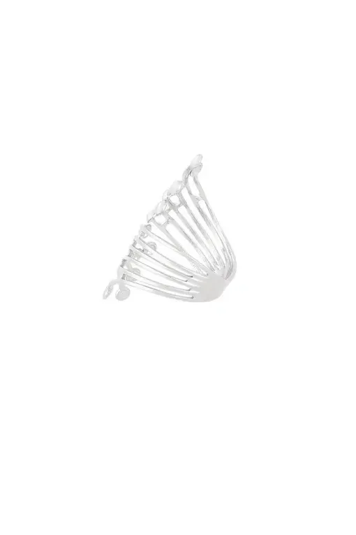 Der Dot Delight ist ein silberner Haarkamm mit fächerartigem Design, der sich durch eng beieinander liegende Zinken und dekorative Schleifen an der Spitze vor einem schlichten weißen Hintergrund auszeichnet.