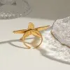 Entdecke The Beach Star – dein neues Must-have-Schmuckstück! Ein edler Goldring in Form eines Seesterns, der auf jede Hautfarbe strahlt und mit seiner zarten Silhouette pure Eleganz verkörpert. Stell dir vor, wie er auf einem hellen Untergrund funkelt und seinen faszinierenden Schatten wirft. Kombiniere ihn mit stylischen Glastellern und ihrer ausgefallenen Textur – ein echtes Highlight für jedes Fashion-Statement. Hol dir diesen einzigartigen Look und setze ein Zeichen am Strand oder in der Stadt!.