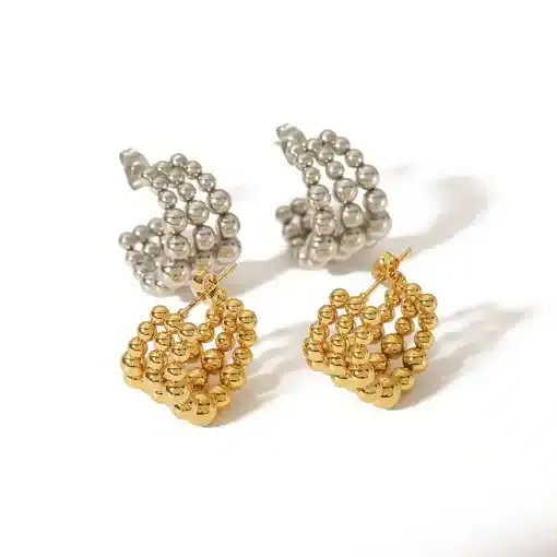 Ein Set Ohrringe mit Cluster-Designs. Zwei Paare sind auf weißem Hintergrund abgebildet, eines in Silber und das andere in Gold. Die Ohrringe bestehen aus zahlreichen kleinen, runden Perlen, die in einem Schleifenmuster angeordnet sind. Auf der Oberfläche sind Schatten sichtbar.