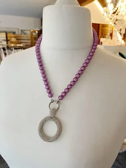 Stell dir vor, du stehst in einem wunderbar ausgeleuchteten Raum voller stylischer Kleidung. Und da – mitten drin – zieht ein Mannequin alle Blicke auf sich. Was fällt dir als Erstes ins Auge? Genau: Ein atemberaubendes Schmuckstück aus der magischen Perlen Simple Kollektion! Der große, runde Anhänger mit seiner faszinierenden Textur ist einfach unwiderstehlich. Hol dir dieses Highlight und mach es zum Star deines Outfits!.