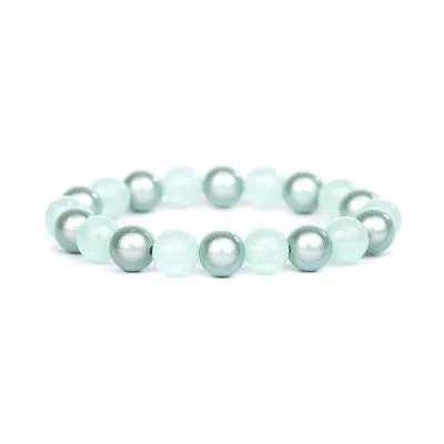 Entdecken Sie den Reiz des Pastell-Armbands Magic Beads mit abwechselnd hellgrünen und metallisch-silbernen Perlen in einem kreisförmigen Design auf weißem Hintergrund.