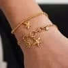 Hey du! Stell dir vor, du trägst zwei atemberaubende „I Sea You“ Armbänder aus Gold an deinem Handgelenk. Das obere Armband glänzt mit einem schlichten Stern-Charm, das untere verzaubert mit einer Vielzahl von Anhängern, darunter ein weiterer Stern und ein runder Anhänger. Beide Armbänder bestechen durch ihr filigranes Kettendesign und sind die perfekte Ergänzung für deinen individuellen Look. Gönn dir diesen Hauch von Eleganz und Stil – weil du es verdienst! ✨.