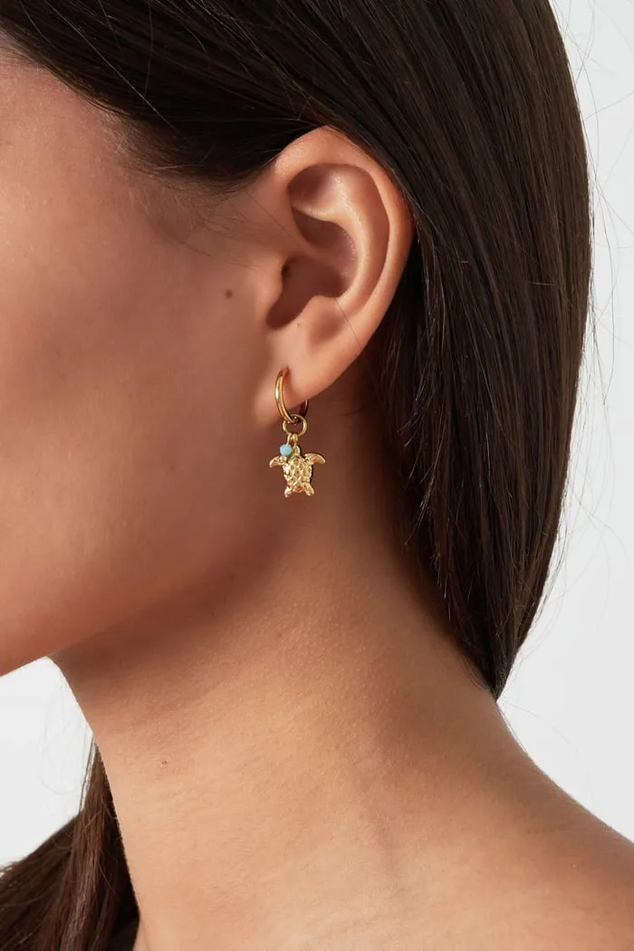 Entdecken Sie den coolen Glanz der „Turtle“-Ohrringe! Stell dir vor: Ein eleganter Close-up zeigt dich mit deinen langen, dunklen Haaren, während unser einzigartiger „Turtle“-Goldohrring im Rampenlicht steht. Der Ohrring ist mit funkelnden kleinen grünen Steinen verziert und baumelt stilvoll an einem schicken Hoop. Bringen Sie Tropenvibes in Ihren Look und sei der Hingucker auf jeder Party!.