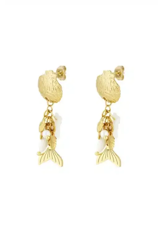 Entdecke die Meerjungfrauenwelt-Ohrringe und tauche ein in einen Hauch von Magie! Diese trendigen Schmuckstücke ziehen alle Blicke auf sich: Ein goldglänzender Kugelfisch trifft auf tänzelnde Meerjungfrauenschwänze, zarte Blätter und schimmernde weiße Perlen. Einfach anzulegen dank klassischem Steckverschluss – bereit für dein nächstes Abenteuer? Lass die Fantasie spielen und verleihe deinem Look eine verführerische Meeresbrise!.