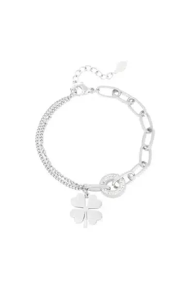 Entdecke dein neues Must-Have: Das „Lucky Star“ Armband! Mit seiner stilvollen ovalen Gliederkette und dem trendigen texturierten Design zieht es alle Blicke auf sich. Der runde Anhänger funkelt durch seine kleinen Steinchen und das niedliche angehängte vierblättrige Kleeblatt bringt dir ein bisschen Extra-Glück in deinen Alltag. Sei bereit, mit diesem echten Statement-Stück zu glänzen! ✨.