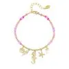 Entdecke das „Malibu (Kopie)“ Armband: Dein Must-Have für den Sommer, das garantiert alle Blicke auf sich zieht! Verspielte pinke und lila Perlen setzen Akzente, während fünf goldene Anhänger – Muschel, Seepferdchen, Delfin, Seestern und Schale – Deinem Look einen Hauch von Meereszauber verleihen. Der goldene Kettchenverschluss mit Lobsterverschluss passt perfekt an dein Handgelenk. Style Dich modern und erfrischend lässig – Sommerfeeling pur zum Mitnehmen!.
