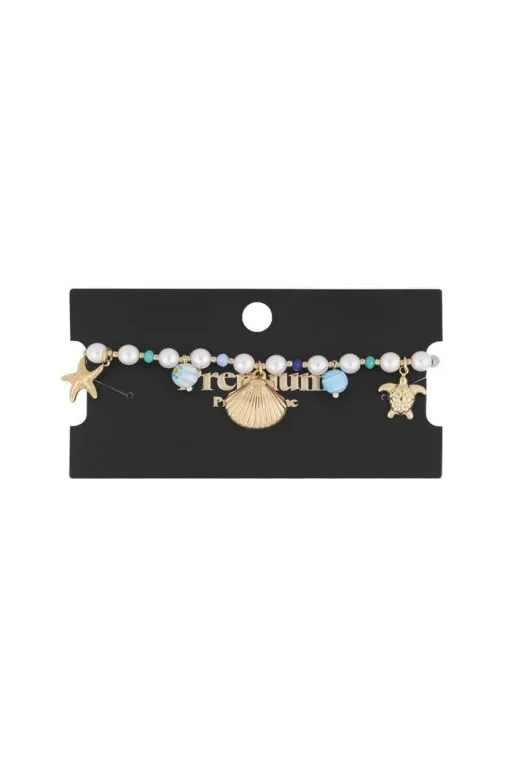 Entdecke dein neues Must-Have: Das Turtle Dream Armband! Auf einer stilvollen schwarzen Karte präsentiert, besticht es mit Perlen in strahlendem Weiß, tiefem Blau und schimmerndem Gold. Verziert mit maritimen Anhängern wie einem Seestern, einer Muschel und natürlich der ikonischen Schildkröte ist es das ultimative Accessoire für alle Ocean-Lover. Mach deinen Look zum Statement und tauche ein in die Welt des Meeres!.