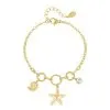 Entdecke das „I Sea You“ Goldarmband und bringe maritimes Flair an dein Handgelenk! Mit seinem trendigen Kettendesign und den drei zauberhaften Anhängern – einer Muschel, einem Seestern und einem funkelnden Edelstein – bist du der Star bei jeder Gelegenheit. Dank des verstellbaren Verschlusses passt es perfekt zu deinem Stil. Ein kleines Schildchen rundet das Gesamtbild ab. Hol' dir jetzt deinen persönlichen Eyecatcher! 🌊.