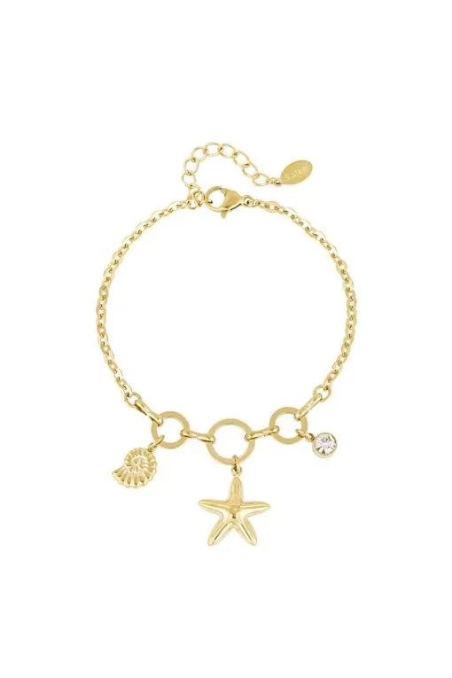 Entdecke das „I Sea You“ Goldarmband und bringe maritimes Flair an dein Handgelenk! Mit seinem trendigen Kettendesign und den drei zauberhaften Anhängern – einer Muschel, einem Seestern und einem funkelnden Edelstein – bist du der Star bei jeder Gelegenheit. Dank des verstellbaren Verschlusses passt es perfekt zu deinem Stil. Ein kleines Schildchen rundet das Gesamtbild ab. Hol' dir jetzt deinen persönlichen Eyecatcher! 🌊.
