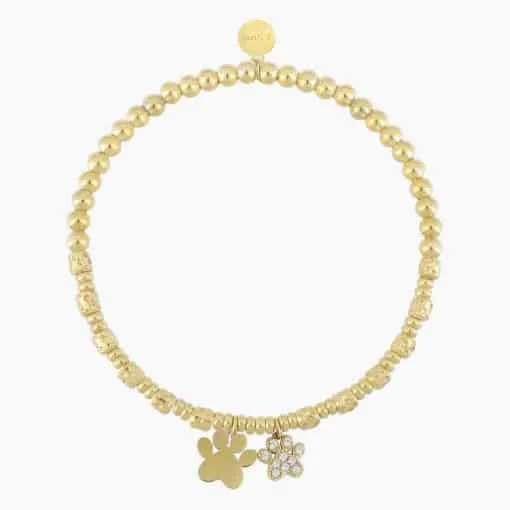 Entdecke dein neues Lieblingsaccessoire: ein modernes, goldfarbenes Armband mit funkelnden Details! Zwei zauberhafte Anhänger setzen besondere Akzente – ein massiver Goldklee und eine kristallverzierte Blume. Ganz in der Nähe des Verschlusses findet sich eine kleine, stilvoll gravierte Goldscheibe. Perfektioniere deinen Look und verleihe ihm einen Hauch von Luxus und Persönlichkeit. Dein Must-Have für jeden Anlass wartet auf dich!.
