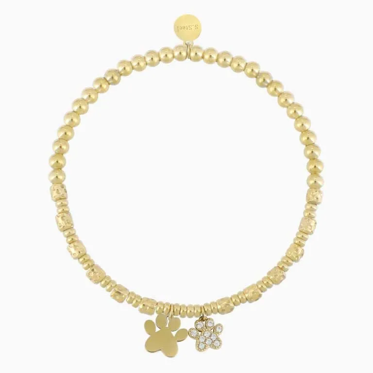 Entdecke dein neues Lieblingsaccessoire: ein modernes, goldfarbenes Armband mit funkelnden Details! Zwei zauberhafte Anhänger setzen besondere Akzente – ein massiver Goldklee und eine kristallverzierte Blume. Ganz in der Nähe des Verschlusses findet sich eine kleine, stilvoll gravierte Goldscheibe. Perfektioniere deinen Look und verleihe ihm einen Hauch von Luxus und Persönlichkeit. Dein Must-Have für jeden Anlass wartet auf dich!.