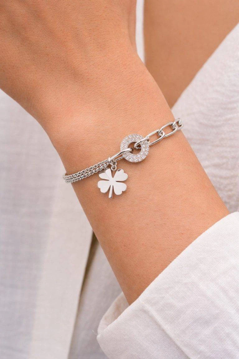 Nahaufnahme des Lucky Star Armbands mit silbernem vierblättrigem Kleeblatt-Charme und sicherem Verschluss, perfekt für Glück, Eleganz und Alltagsstil.