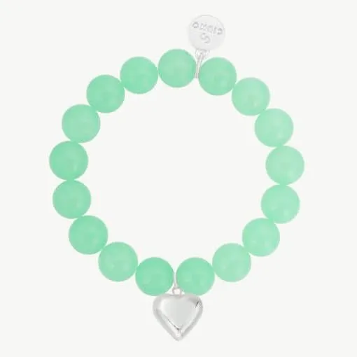 Entdecke das Flex Love Armband – dein neues Must-Have! 🌿 Runde, hellgrüne Perlen treffen auf einem bezaubernden silbernen Herzanhänger. Das Ganze ist stilvoll in einem Kreis auf schlichtem weißem Hintergrund arrangiert. Ein kleines, rundes Silber-Tag mit Gravur nahe dem Verschluss verleiht deinem Look den letzten Schliff. Hol dir dieses stylische Accessoire und trage ein Stück Liebe an deinem Handgelenk! 💚✨.