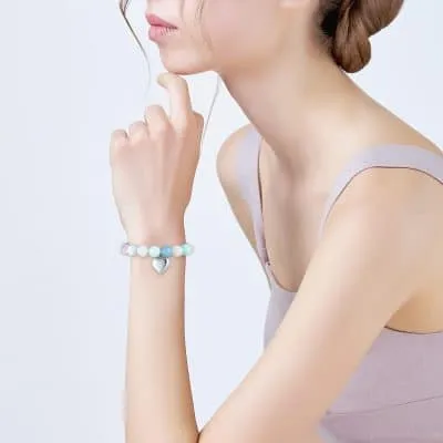 Entdecke Deinen neuen Look! Stell Dir vor, Du trägst ein stylisches Flex Love Top in einem zarten Flieder – ärmellos, damit Du die warmen Tage genießen kannst. Mach es wie sie: lässig den Kopf auf die Hand gestützt, zeigst Du Dein bezauberndes Lächeln. Deine geflochtenen Haare und das verspielte Armband mit Herzanhänger vollenden Deinen persönlichen Style. Der einfache weiße Hintergrund lässt Dich strahlen und gibt Deinem Outfit den perfekten Rahmen. Hol Dir jetzt Dein neues Lieblingsstück und mach jeden Moment zu Deinem Fashion-Statement!.