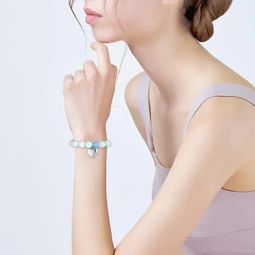 Entdecke Deinen neuen Look! Stell Dir vor, Du trägst ein stylisches Flex Love Top in einem zarten Flieder – ärmellos, damit Du die warmen Tage genießen kannst. Mach es wie sie: lässig den Kopf auf die Hand gestützt, zeigst Du Dein bezauberndes Lächeln. Deine geflochtenen Haare und das verspielte Armband mit Herzanhänger vollenden Deinen persönlichen Style. Der einfache weiße Hintergrund lässt Dich strahlen und gibt Deinem Outfit den perfekten Rahmen. Hol Dir jetzt Dein neues Lieblingsstück und mach jeden Moment zu Deinem Fashion-Statement!.