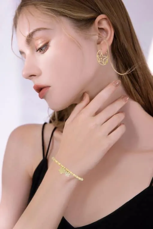 Setze mit den Lucky Paw Gold-Sternohrringen und dem filigranen Armband ein Statement - stilvoll, modern und einzigartig wie du!.