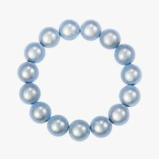 Entdecke deinen neuen Lieblingslook: ein stylisches Armband aus glänzenden, hellblauen Perlen auf edlem Weiß - trendig und modern!.