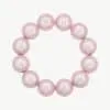 Mach’s zu deinem Look-Highlight: Die Traumperlen ist ein stylisches, zirkelförmiges Armband mit zwölf großen, glänzenden Perlen in zartem Rosa. Minimalistisch, edel und immer ein Hingucker – bereit, auf jedem Event oder einfach so im Alltag zu glänzen. Setz mit den Traumperlen dein persönliches Statement!.
