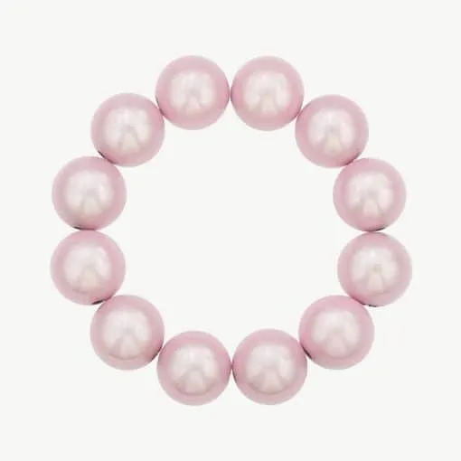 Mach’s zu deinem Look-Highlight: Die Traumperlen ist ein stylisches, zirkelförmiges Armband mit zwölf großen, glänzenden Perlen in zartem Rosa. Minimalistisch, edel und immer ein Hingucker – bereit, auf jedem Event oder einfach so im Alltag zu glänzen. Setz mit den Traumperlen dein persönliches Statement!.