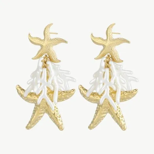 Entdecke die Stella Marina Gold Starfish Ohrringe – dein neues Statement-Piece! Die detailverliebt gearbeiteten Seesterne in glänzendem Gold harmonieren perfekt mit den weißen, von Korallen inspirierten Akzenten. Auf schlicht weißem Hintergrund entfalten diese eleganten Ohrhänger ihre volle Wirkung und bringen einen Hauch Meeresluxus direkt zu dir. Setze trendbewusste Akzente und unterstreiche deinen individuellen Stil – mit den Stella Marina Ohrringen trägst du das Gefühl von Sommer und Exklusivität jederzeit bei dir.