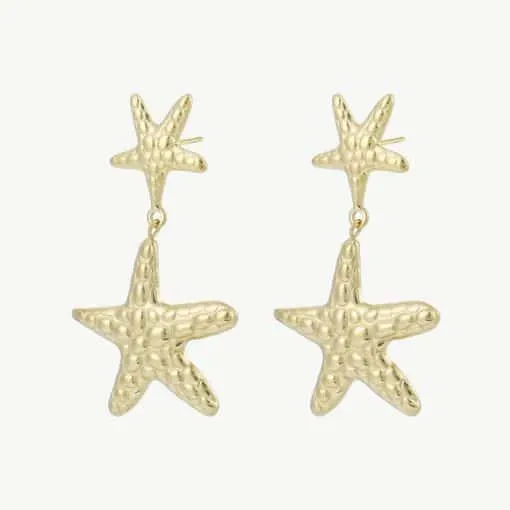 Tauche ein in die Welt der Meeresmagie mit den goldglänzenden Sternenohrhängern von Meeres-Charme! Stell dir vor, wie diese Ohrhänger sanft an deinen Ohren baumeln: Eine kleinere Seestern-Figur schmückt das Ohrläppchen, während eine größere darunter frei schwingt. Die aufwendige, strukturierte Oberfläche fängt das Licht perfekt ein und verleiht Ihnen einen Hauch sommerlicher Eleganz. Ergänze deinen Look mit diesem trendigen Highlight und zeige der Welt deinen lässigen Stil!.