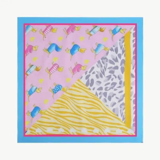Hey du! Stell dir vor, du hast ein stylisches Quadrat-Tuch mit einer coolen blauen Umrandung. Dieses Tuch ist ein echter Hingucker und in drei aufregende Abschnitte unterteilt: Ein pinker Teil voller witziger Cartoon-Hunde, ein grauer Abschnitt mit einem abstrakten Muster und dazu noch knallgelbe Zebra-Streifen – was für ein Kombi! Jeder Bereich hat seinen eigenen, einzigartigen Stil und bringt Farbe sowie Kreativität in dein Outfit. Hol dir diesen modernen Klassiker und setze ein Statement – einfach unverzichtbar für deinen frischen Look! 🌟.