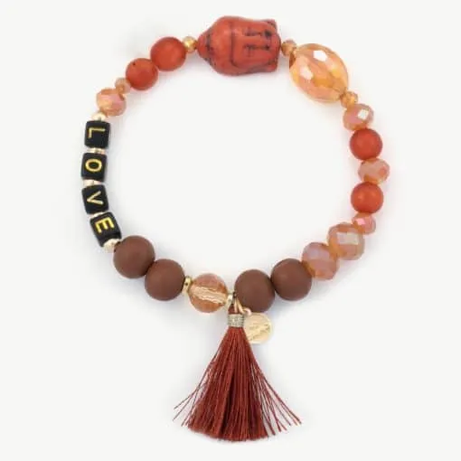 Entdecke das Buddha Love Armband – dein neuer, stylischer Begleiter! Mit seinen lebendigen roten, orangefarbenen und braunen Perlen in unterschiedlichen Größen zieht es alle Blicke auf sich. Die Buchstaben „LOVE“, eine kleine braune Quaste und ein goldener Anhänger verleihen deinem Look das gewisse Etwas. Abgerundet wird das moderne Design durch eine Buddha-Perle, die dir Ruhe und Gelassenheit schenkt. Sei mutig, sei einzigartig – setze mit diesem Armband ein echtes Statement!.