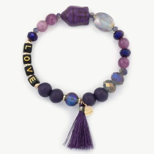 Entdecken Sie das Buddha Love Armband! Hol dir diesen stylischen Eyecatcher mit seinen schicken Perlen in Lila, Gold und schimmernden Tönen. Und das Beste: Die trendigen „LOVE“-Würfel in Schwarz und Gold lassen deine Botschaft klar funkeln. Abgerundet wird der Look durch einen charmanten goldenen Anhänger und eine freche lila Quaste. Perfekt, um deinem Outfit das gewisse Extra zu verleihen – mach dich bereit, dein neues Lieblingsaccessoire zu feiern!.