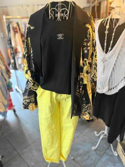 Entdecke dein neues Lieblingsoutfit! Ein echter Hingucker im Kleiderschrank, der nur darauf wartet, von dir getragen zu werden. Das coole schwarze Shirt mit stylischem Logo trifft auf eine angesagte schwarz-gelbe Jacke mit trendigem Muster. Die knallgelben Hosen runden den Look perfekt ab und bringen Farbe in deinen Alltag. Hier hängen nicht irgendwelche Klamotten – hier hängt dein nächstes Style-Statement! Überzeuge dich selbst und bringe frischen Wind in deine Garderobe. 🖤💛.