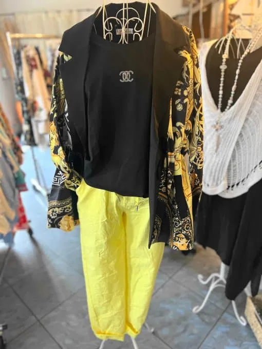 Entdecke dein neues Lieblingsoutfit! Ein echter Hingucker im Kleiderschrank, der nur darauf wartet, von dir getragen zu werden. Das coole schwarze Shirt mit stylischem Logo trifft auf eine angesagte schwarz-gelbe Jacke mit trendigem Muster. Die knallgelben Hosen runden den Look perfekt ab und bringen Farbe in deinen Alltag. Hier hängen nicht irgendwelche Klamotten – hier hängt dein nächstes Style-Statement! Überzeuge dich selbst und bringe frischen Wind in deine Garderobe. 🖤💛.