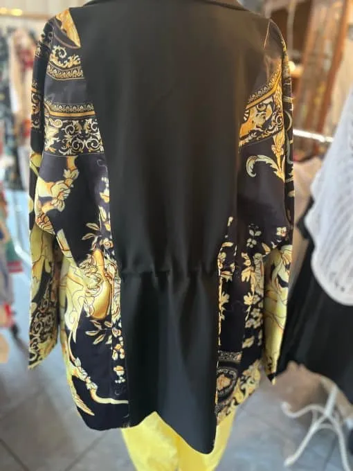 Entdecke das ultimative Fashion-Statement! Vor dir hängt ein extrovertiertes Kleidungsstück, das nur darauf wartet, von dir getragen zu werden. Der edle Stoff ist verziert mit einem luxuriösen Schwarz-Gold-Muster im Barock-Stil – einfach zum Staunen. Pferdebilder und florale Elemente verschmelzen hier zu einem atemberaubenden Design. Auf dem tiefschwarzen Hintergrund leuchten knallige Gelb-Akzente und heben dich aus der Masse hervor. Schnapp dir diesen Hingucker und bring frischen Wind in deinen Look!.