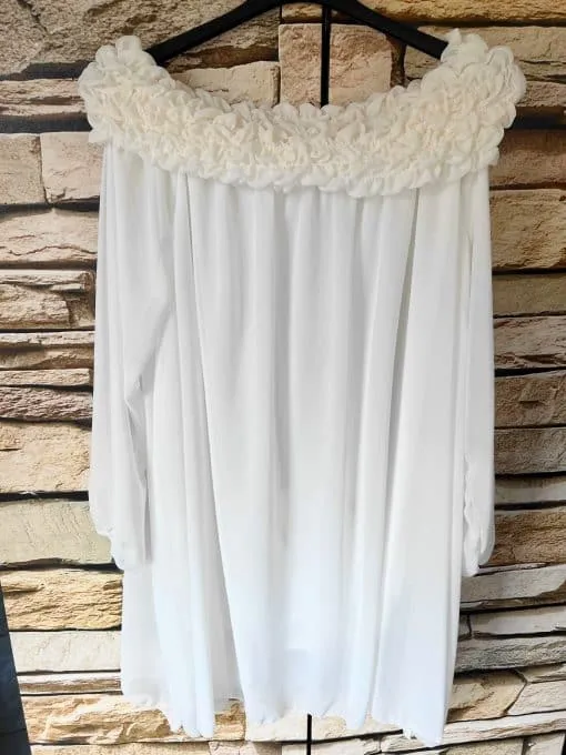 Entdecke das „Sophia Chic“-Kleid – dein neues Must-have! Dieses weiße, schulterfreie Design mit langen Ärmeln und verspieltem Rüschenkragen ist ein echter Hingucker. Stell dir vor, wie es an einem schwarzen Bügel vor einer stylischen Steinwand hängt... Einfach wow! Schnapp's dir und verwandle jeden Moment in einen Fashion-Moment!.