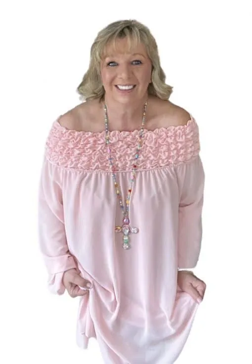 Entdecke deinen inneren Fashion-Star mit Sophia Chic! 🌟 Stell dir vor, du trägst ein zartes, rosa Off-Shoulder-Top mit verspielten Rüschen, das deinen Look einfach unwiderstehlich macht. Kombiniert mit einer farbenfrohen Perlenkette und einem auffälligen Kreuzanhänger – der perfekte Mix aus Stil und Individualität. Lass dein kurzes blondes Haar im Kontrast dazu strahlen und zaubere so ein Lächeln auf dein Gesicht. Bereit für deinen neuen Signature-Look? ✨.