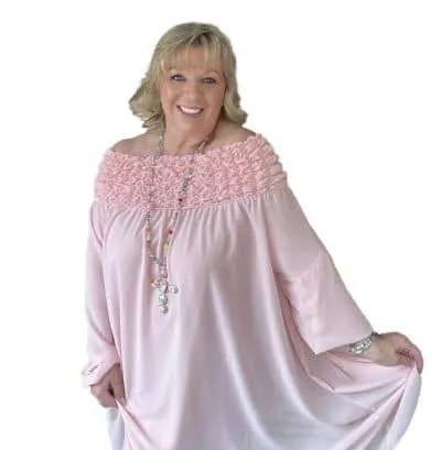 Entdecken Sie Ihren Fashion-Moment mit dem Sophia Chic Off-Shoulder Kleid in zartem Rosa! Die verspielten Rüschen-Details machen dich zum Hingucker auf jeder Party. Kombiniere es mit langen Halsketten, vielleicht einem Kreuzanhänger, und stylischen Armbändern für den ultimativen Look. Zeig der Welt dein strahlendes Lächeln vor diesem zeitlosen weißen Hintergrund – du bist einfach unwiderstehlich!.