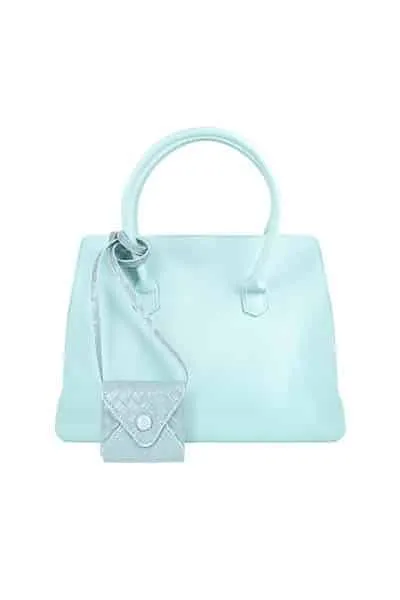 Sag Hallo zu deiner neuen Lieblingsbegleiterin – die Sienna! Diese himmelblaue Handtasche zieht mit ihrem modernen und frischen Look garantiert alle Blicke auf sich. Mit zwei praktischen Henkeln liegt sie super bequem in deiner Hand, egal ob unterwegs zum Café, Shoppen oder ins Büro. Das Beste? Die kleine, strukturierte Tasche im passenden Design ist direkt dabei und immer griffbereit für alle kleinen Dinge, die du nicht verlieren möchtest. Setz ein Statement – stylisch und stressfrei mit der Sienna an deiner Seite!.