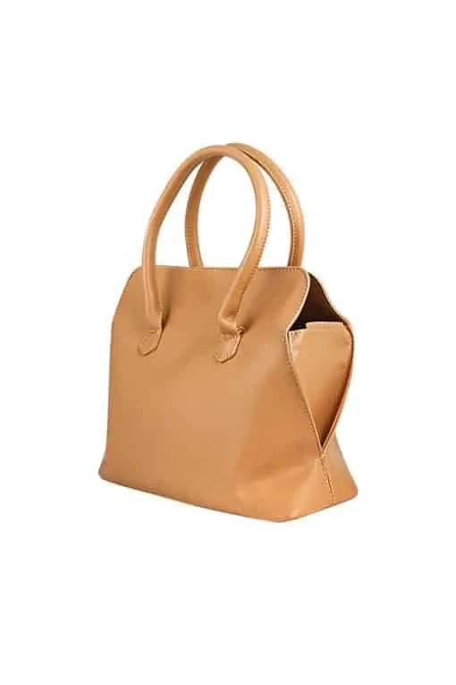 Klar, hier ist eine moderne, lockere und werbewirksame Version deines Textes in der Du-Form: Lust auf ein echtes Style-Statement? Die Sienna ist deine neue Alltagsbegleiterin! Das edle, beigefarbene Leder trifft auf ein cleanes Design ohne viel Schnickschnack – pur, hochwertig und mega vielseitig. Die runden Griffe liegen richtig gut in Ihrer Hand und die strukturierte Form sorgt für einen modernen Look. Keine auffälligen Logos oder Verzierungen – hier steht dein Stil im Mittelpunkt. Bereit für deine neue Lieblings-Tasche? Sagen Sie Bescheid, wenn Sie noch andere Varianten benötigen!.