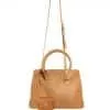 Lust auf einen neuen Lieblingsbegleiter? Entdecke The Sienna – deine neue Lieblingstasche aus hochwertigem, cognacfarbenem Leder. Ob lässig in der Hand mit den runden Griffen oder bequem über der Schulter dank dem verstellbaren Trageriemen – du hast alle Möglichkeiten! Kleine Extras sorgen für Wow: Das stilvolle Mini-Pouch am Henkel hält deine Essentials griffbereit. Klares Design, minimalistische Hardware und maximale Kombi-Power – die Sienna passt zu jedem deiner Looks. Sind Sie bereit, Ihren Stil aufzupeppen?.