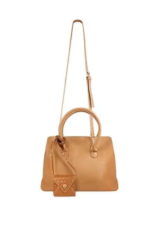 Lust auf einen neuen Lieblingsbegleiter? Entdecke The Sienna – deine neue Lieblingstasche aus hochwertigem, cognacfarbenem Leder. Ob lässig in der Hand mit den runden Griffen oder bequem über der Schulter dank dem verstellbaren Trageriemen – du hast alle Möglichkeiten! Kleine Extras sorgen für Wow: Das stilvolle Mini-Pouch am Henkel hält deine Essentials griffbereit. Klares Design, minimalistische Hardware und maximale Kombi-Power – die Sienna passt zu jedem deiner Looks. Sind Sie bereit, Ihren Stil aufzupeppen?.